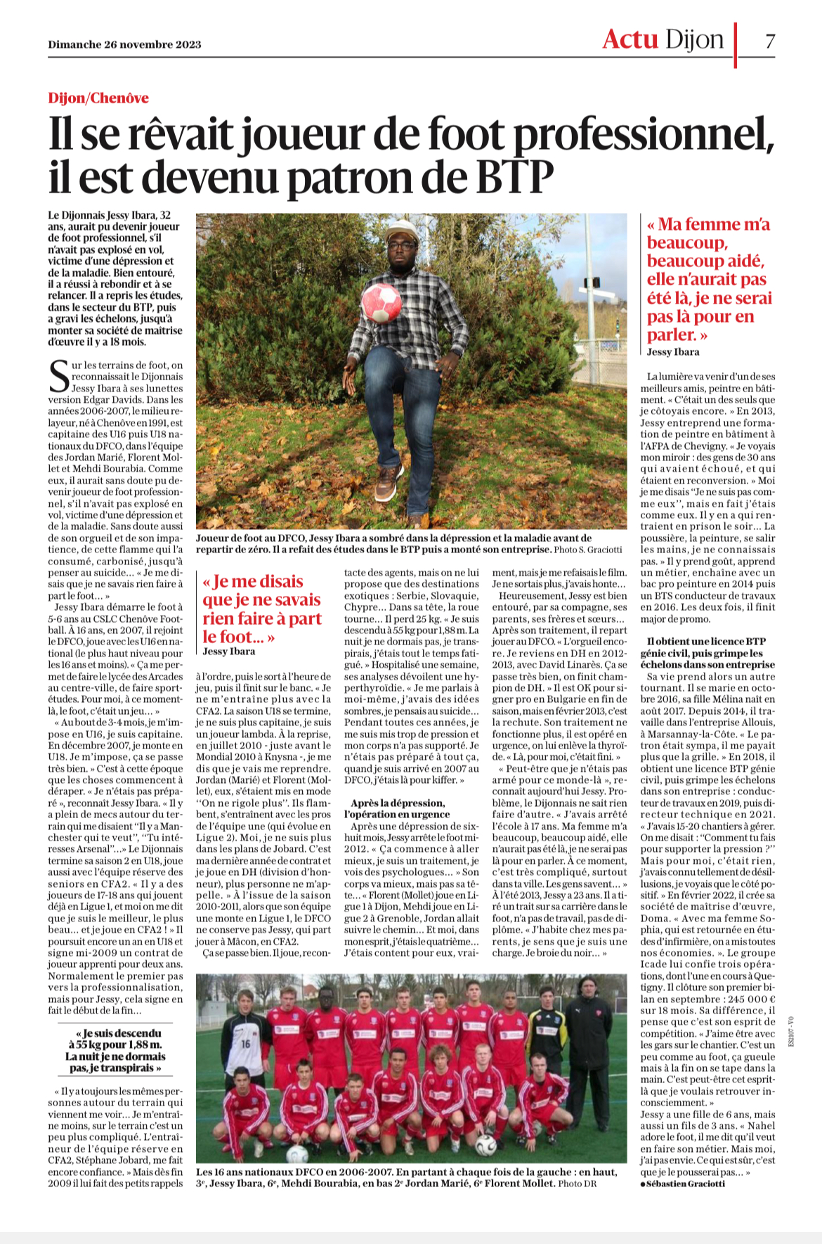 Page de presse locale présentant le témoignage de Jessy Ibara, ex-espoir du DFCO, qui a surmonté une dépression et la maladie pour se reconvertir dans le BTP et créer sa propre entreprise. La photo principale montre Jessy dans un parc, jonglant avec un ballon de football, souriant. En bas de page, une photo d’équipe réunit plusieurs joueurs du DFCO en 2006-2007, parmi lesquels Jessy Ibara, Mehdi Bourabia, Jordan Marié et Florent Mollet. L’article revient sur son parcours sportif, sa chute et sa résilience.